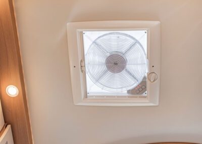 Fixation des conduits de ventilation dans un faux plafond