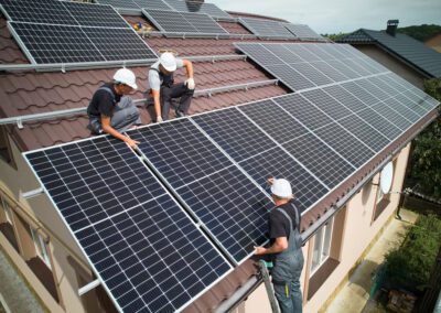 Installation de panneaux solaires sur un toit en pente