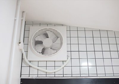 Installation des bouches d’extraction d’air dans une salle de bain