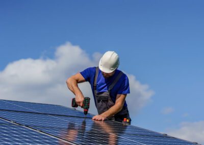 Montage d’une structure de support pour panneaux solaires