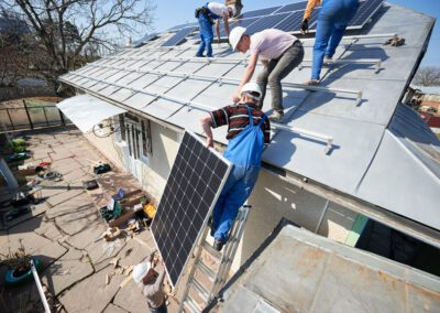 Technicien posant un panneau photovoltaïque sur une toiture